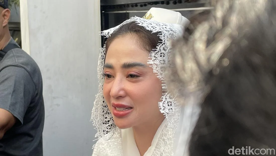 Dewi Perssik Pakai Helikopter demi Pulang untuk Potong Sapi Kurban