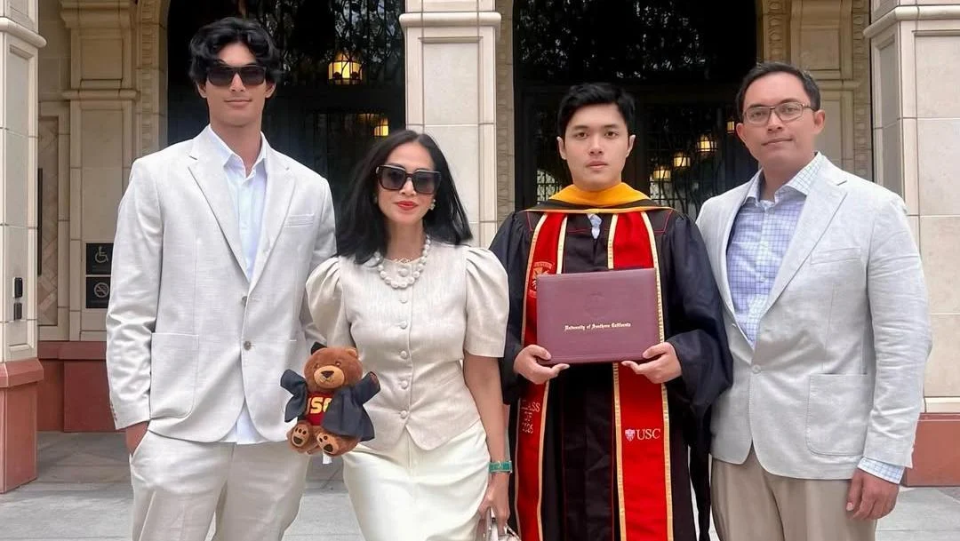 Diah Permatasari Bangga Lihat Anak Raih Gelar Master di USC