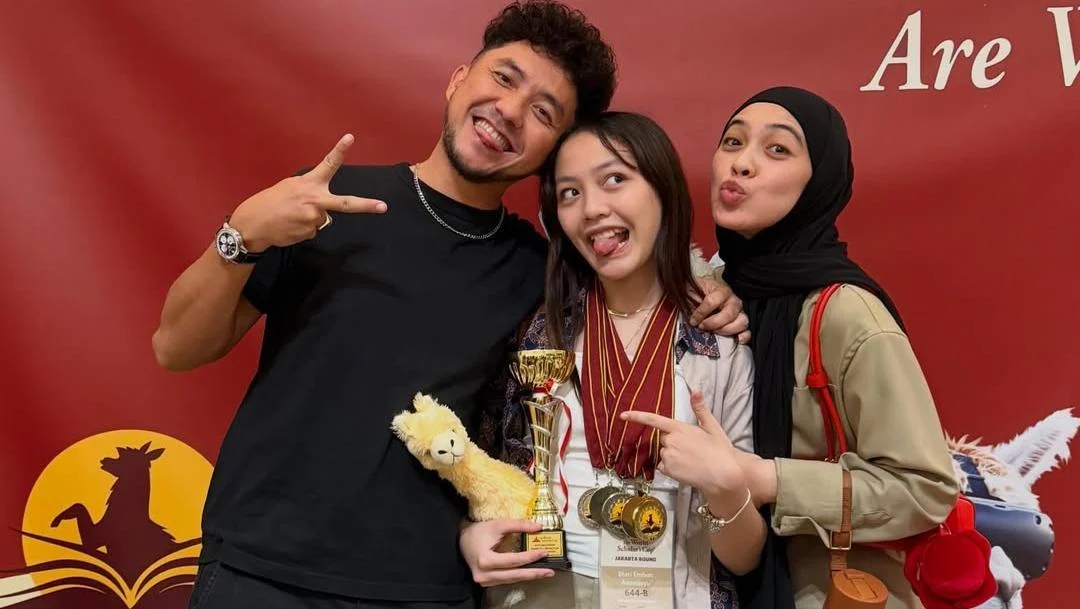 Embun Bikin Dian Ayu dan Omesh Bangga Luar Biasa: Sang Putri Raih 7 Medali dan 1 Trofi di World Scholar’s Cup