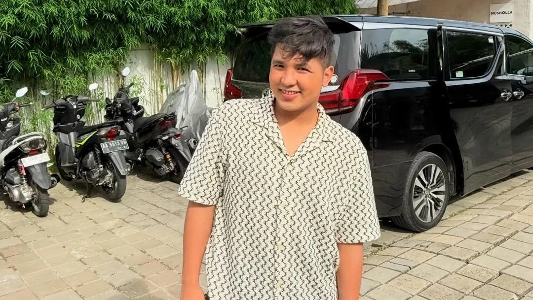 Jirayut Ungkap Alasan Tangan Tak Bisa Diam Saat Ngobrol