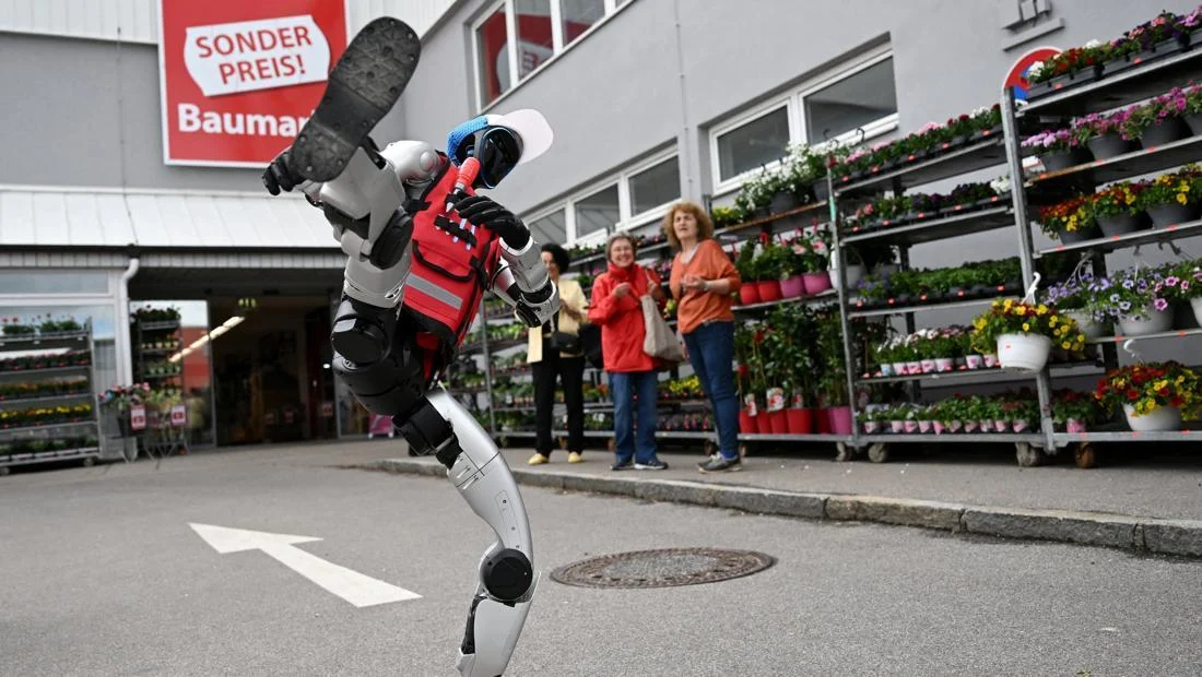Robot Humanoid ‘Schotti’ Sambut Pelanggan di Toko Retail Jerman
