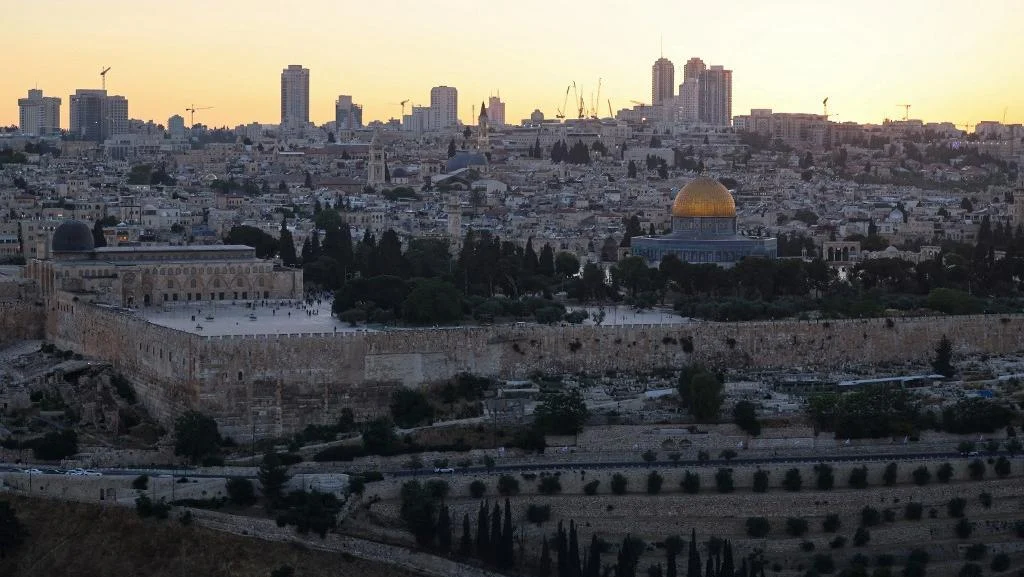 Sekelompok Pemukim Israel Serbu Kompleks Masjid Al-Aqsa, Serang 2 Penjaga