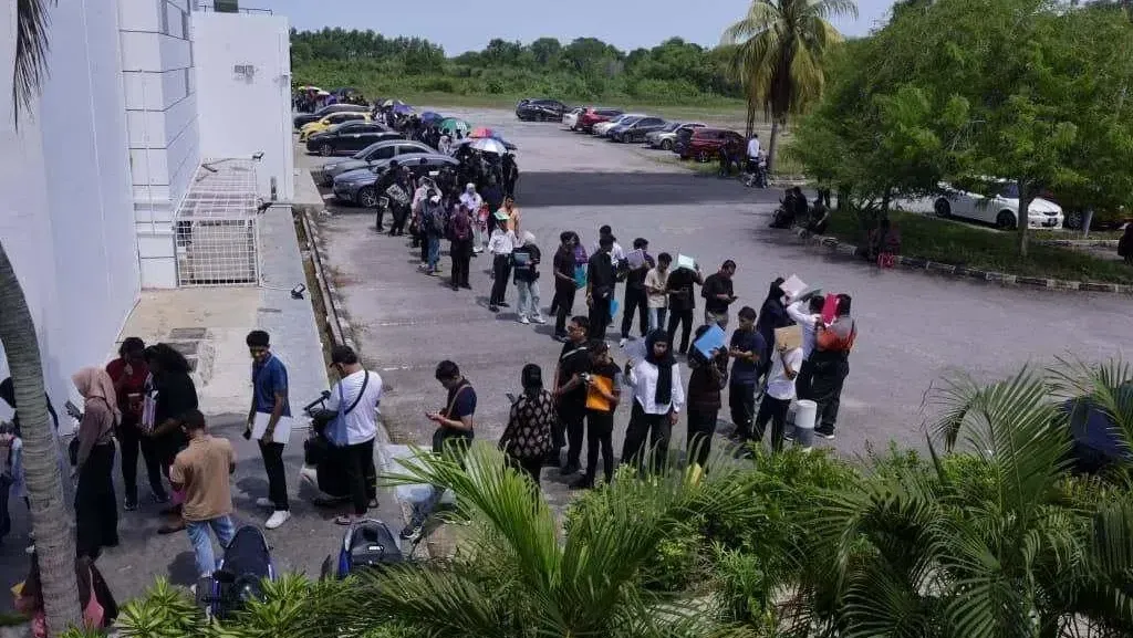 Antrean Mengular Warga Malaysia Berebut Lowongan Kerja