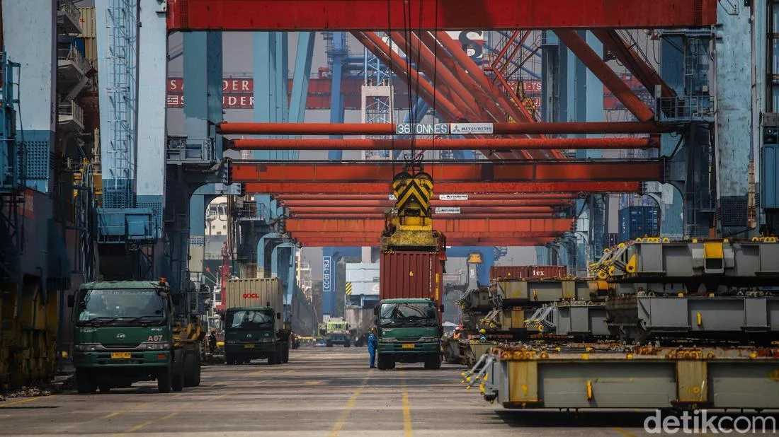 Bukan Mobil, Ini Isi Kontainer BYD yang Numpuk di Tanjung Priok