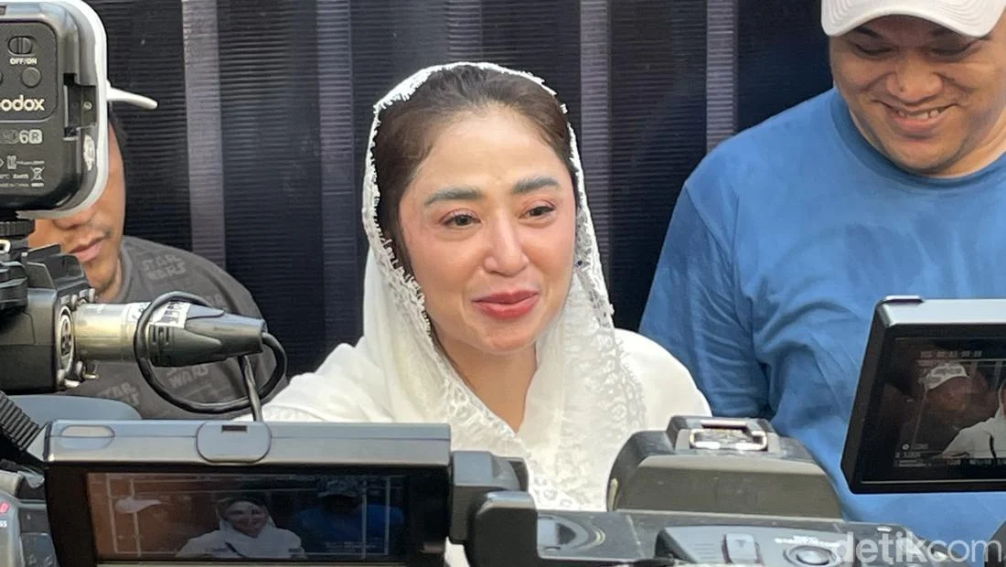 Dewi Perssik Ungkap Alasan Selalu Mengaji Sebelum Live TV: Bentuk Syukur, Doa Kelancaran, dan Ikhtiar Perlindungan Ilahi
