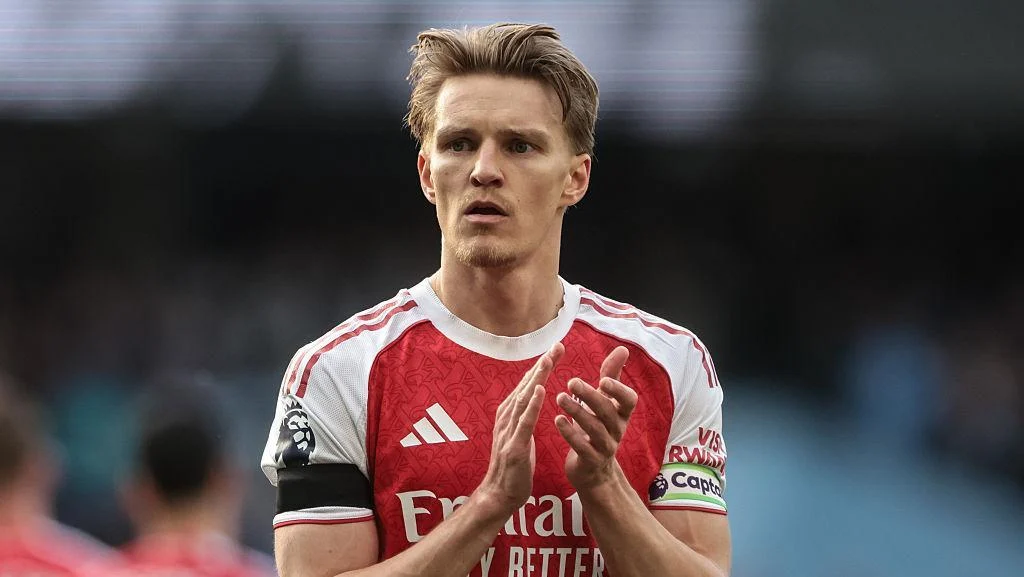 Dicari: Kacamata Martin Odegaard yang Dibuang Ben White dalam Euforia Parade Juara Arsenal