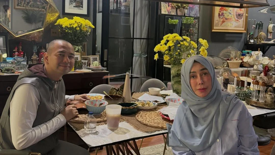 Hangatnya Momen Raffi Ahmad Bersama Sang Ibunda, Saling Mendoakan di Rumah Penuh Sejarah