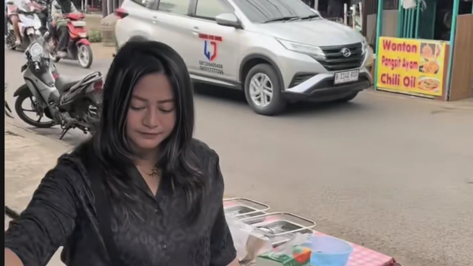 Jualan Risol di Pinggir Jalan, Jelita Bahar Tak Harapkan Warisan