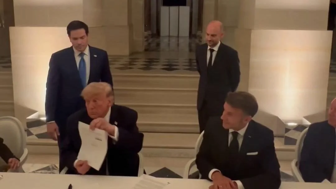 Momen Bersejarah: Trump Teken MoU Damai dengan Iran di Istana Versailles Disaksikan Macron