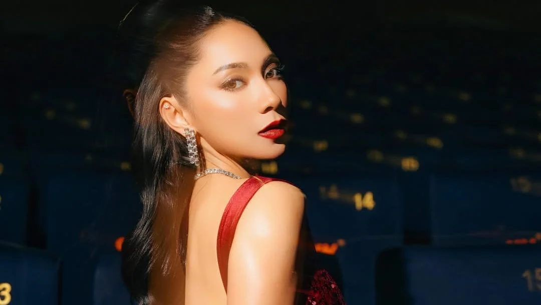 Pesona Paripurna Dinda Kirana Bergaun Merah