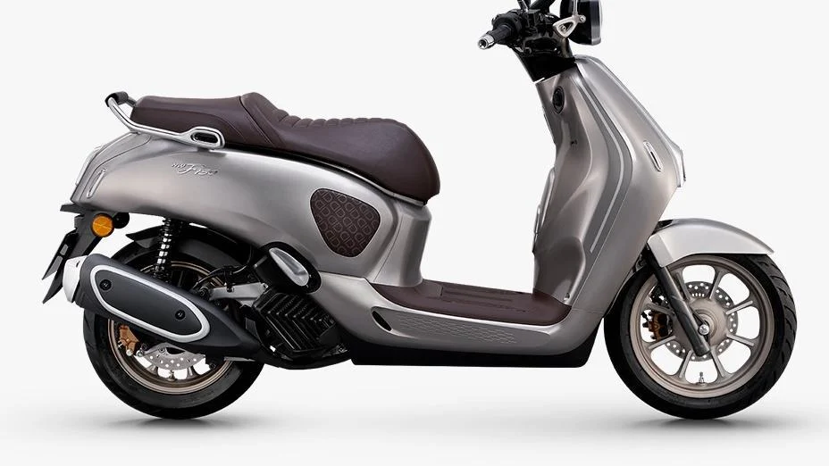 Potret Skutik Retro Terbaru Honda yang Punya Radar dan Dashcam