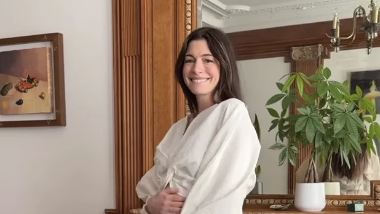 Senyum Manis Anne Hathaway Umumkan Hamil Anak Ketiga di Usia 43 Tahun