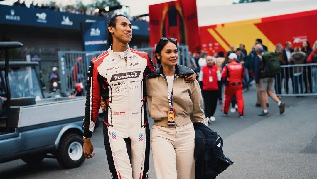 Sweet! Hana Malasan Setia Temani Sean Gelael Balapan di Le Mans