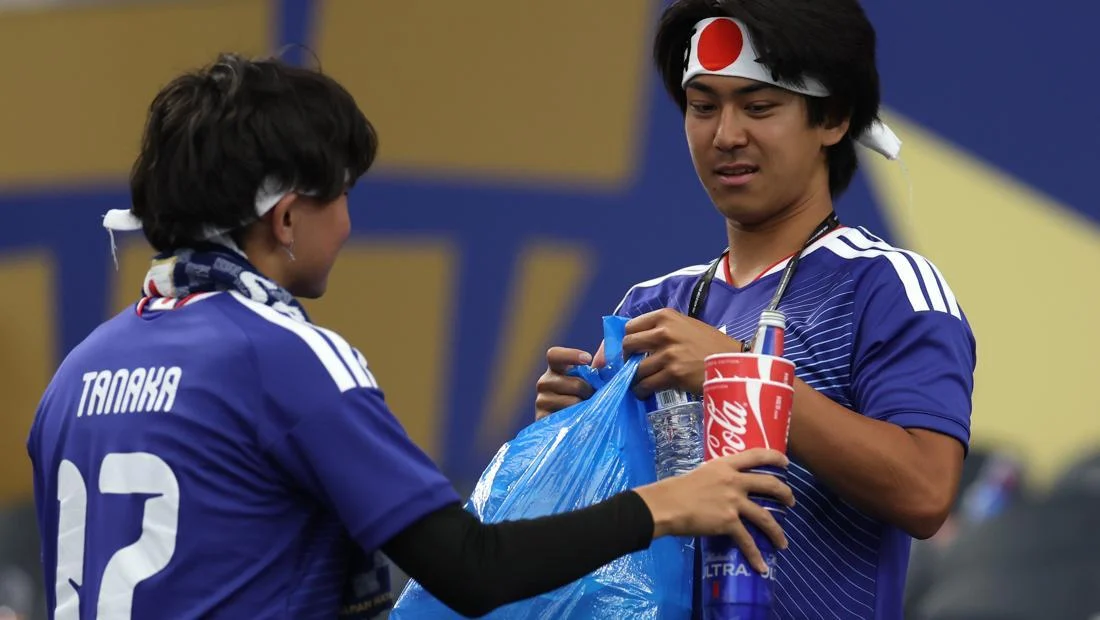 Video Suporter Jepang Bersihkan Stadion Viral, Dunia Beri Hormat