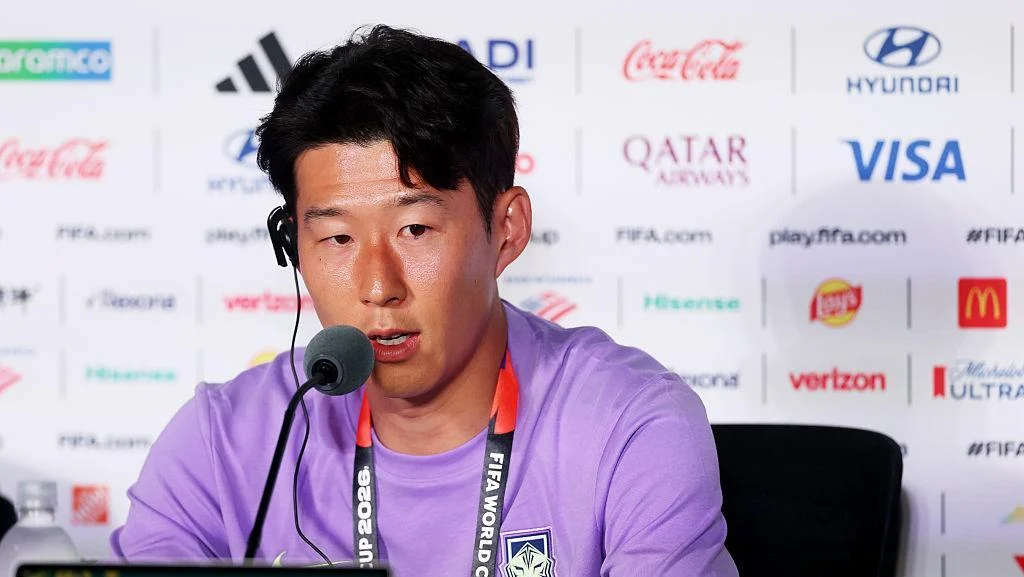 Viral Blunder Reporter Korea: Bisik-bisik Ledek Son Heung-min, Eh Mic Nyala