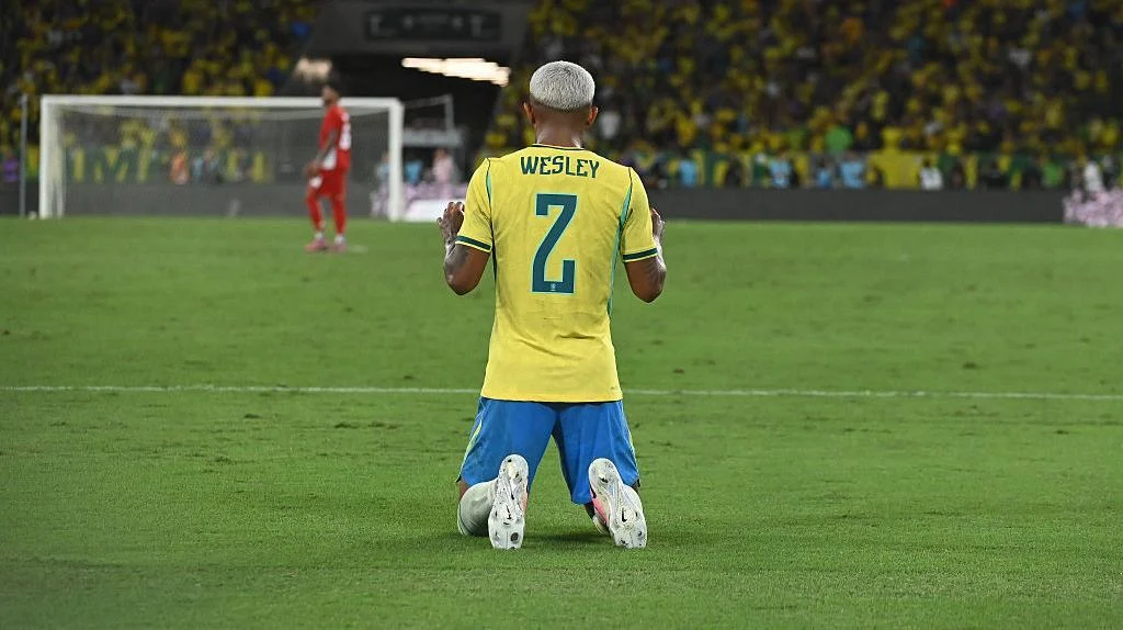 Wesley Dicoret, Ancelotti Panggil Ederson ke Timnas Brasil, Keputusan Kontroversial di Tengah Krisis Bek Kanan