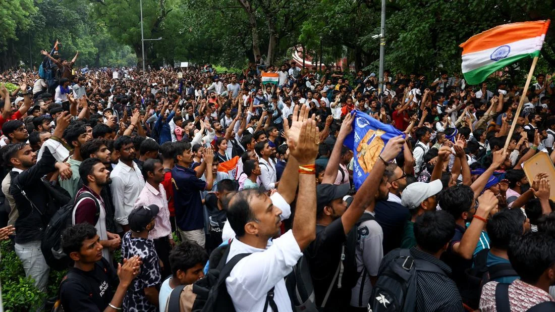 Aksi Partai Kecoak Turun ke Jalan Tuntut Menteri India Mundur