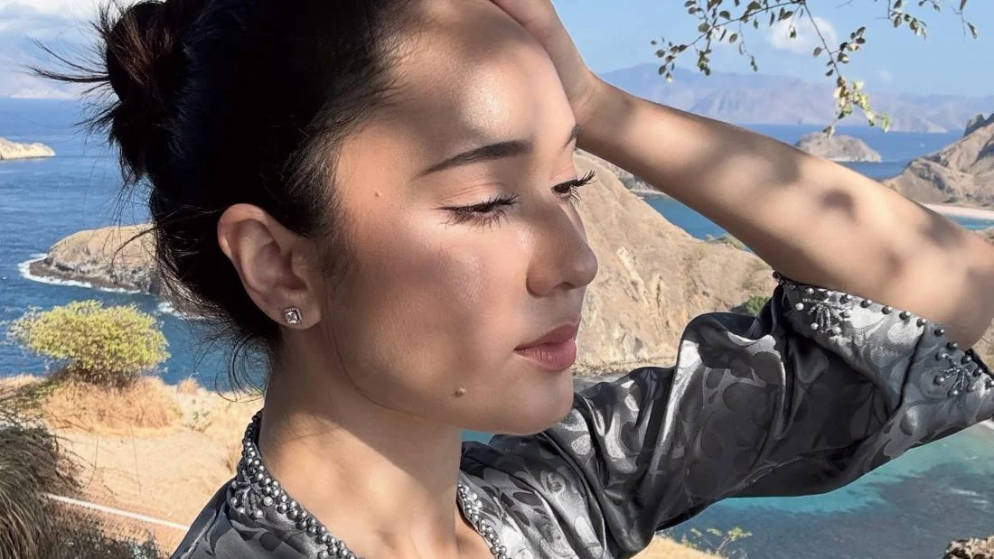 Yasmin Napper Rayakan Hari Kebaya Nasional dari Atas Bukit Pulau Padar