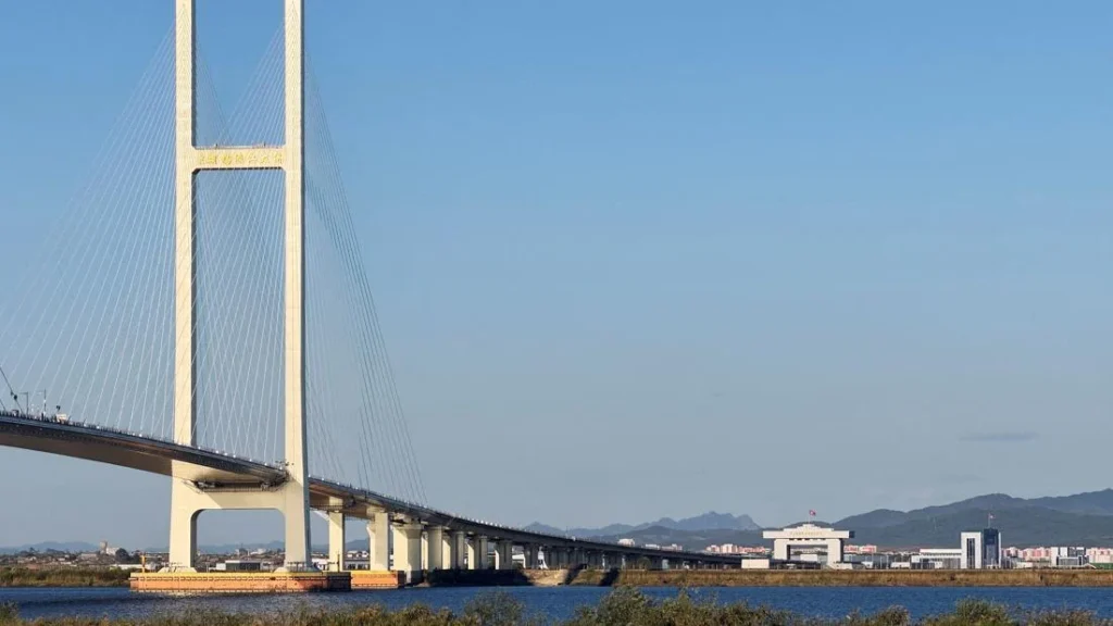 Jembatan yang Hubungkan China dan Korut Resmi Dibuka, Truk Langsung Antre